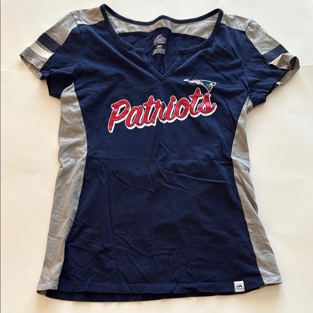Patriots V-Neck Tee - L
